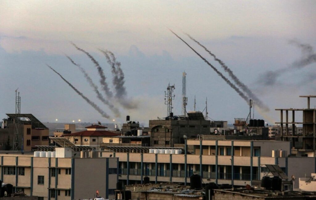 Si combatte ancora nel sud di Israele, Gerusalemme verso l’operazione via terra a Gaza in 24-48 ore