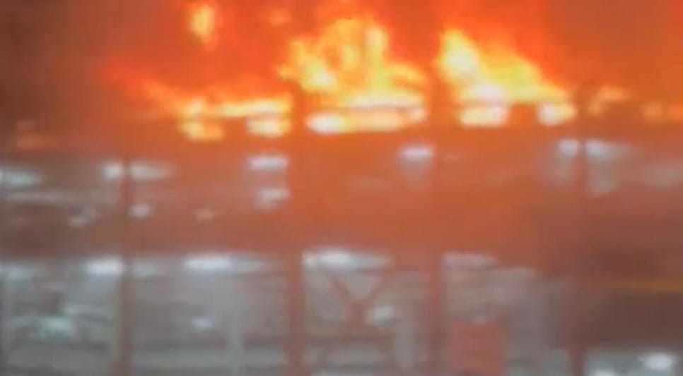 Londra, inferno all’aeroporto di Luton: incendio blocca lo scalo low cost
