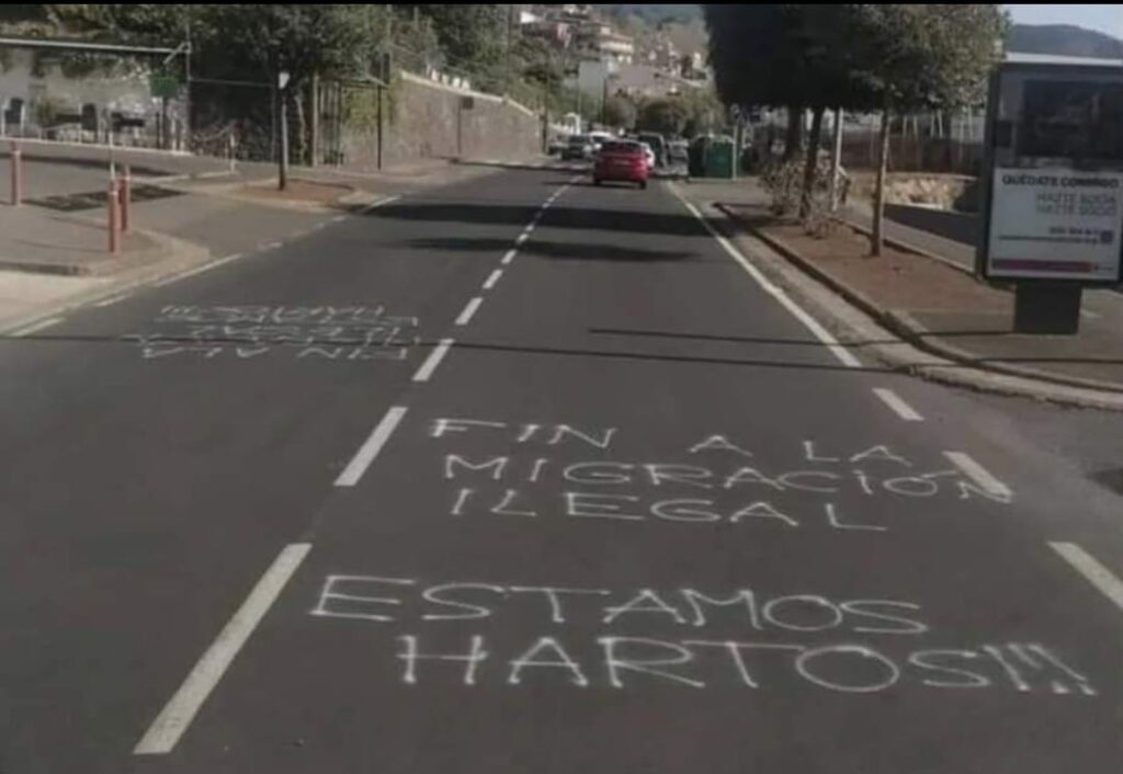Graffiti anti-immigrati a Tenerife.
