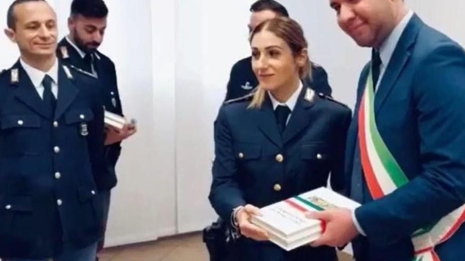 La poliziotta licenziata per un tatuaggio. Ma oggi le arriva un encomio dal Ministero dell’Interno