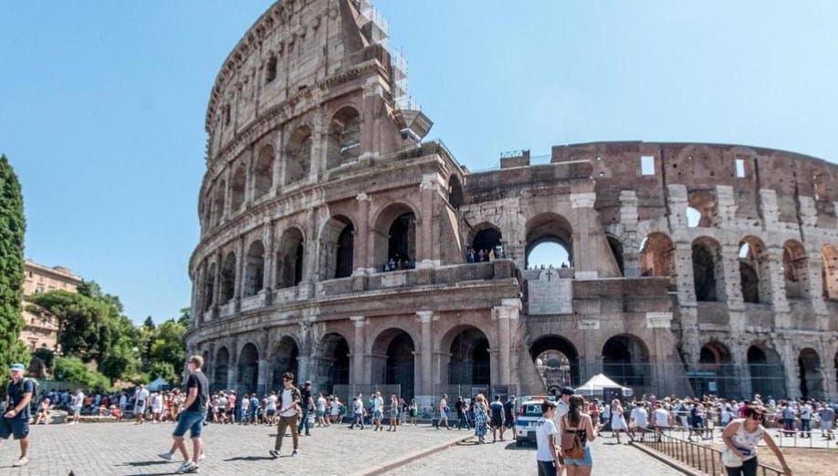Zaino sospetto al Colosseo, zona chiusa e artificieri: ma è un falso allarme bomba. L’appaluso dei turisti