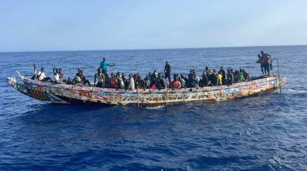 Un morto, quattro evacuati in elicottero e 11 ricoverati in ospedale dopo il salvataggio di un cayuco al largo di Tenerife.