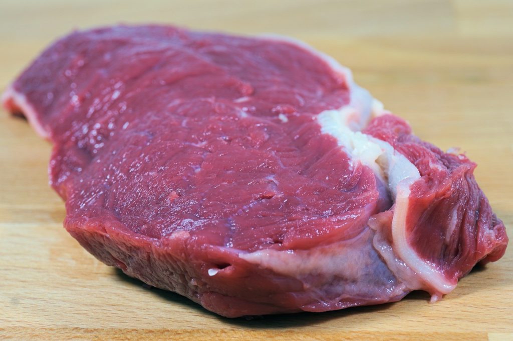 Cos’è la carne coltivata in laboratorio: come viene prodotta, pro e contro.