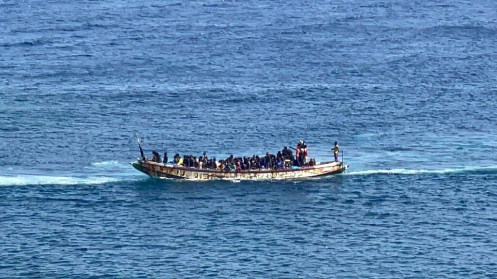 Continuano incessanti gli sbarchi, 100 migranti salvati nelle acque de El Hierro