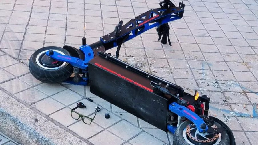 Monopattino si scontra con un’automobile, ferito gravemente un uomo di 48 anni