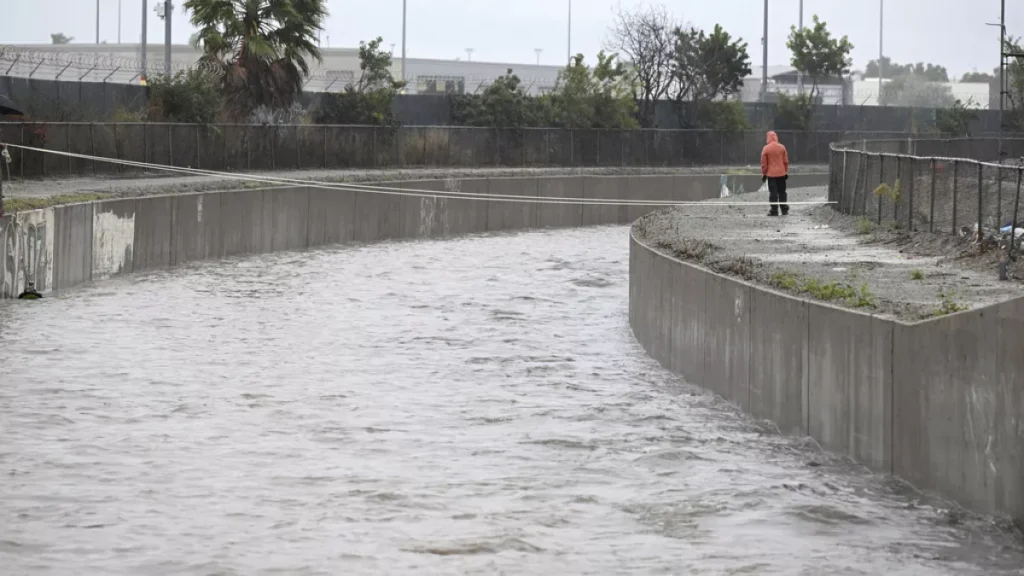 Una gigantesca ondata travolge diverse persone in California, ferendone otto – VIDEO