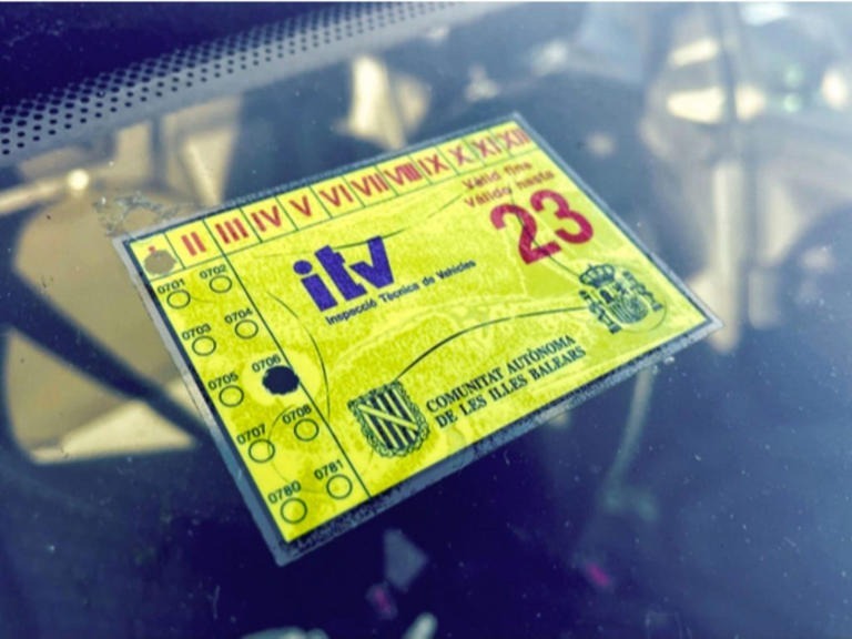 Nel 2024 la DGT dice addio alle etichette ITV: in arrivo il cambiamento digitale