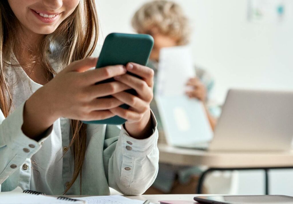 Ruba un cellulare e si fa una foto che finisce nel cloud: identificato e arrestato