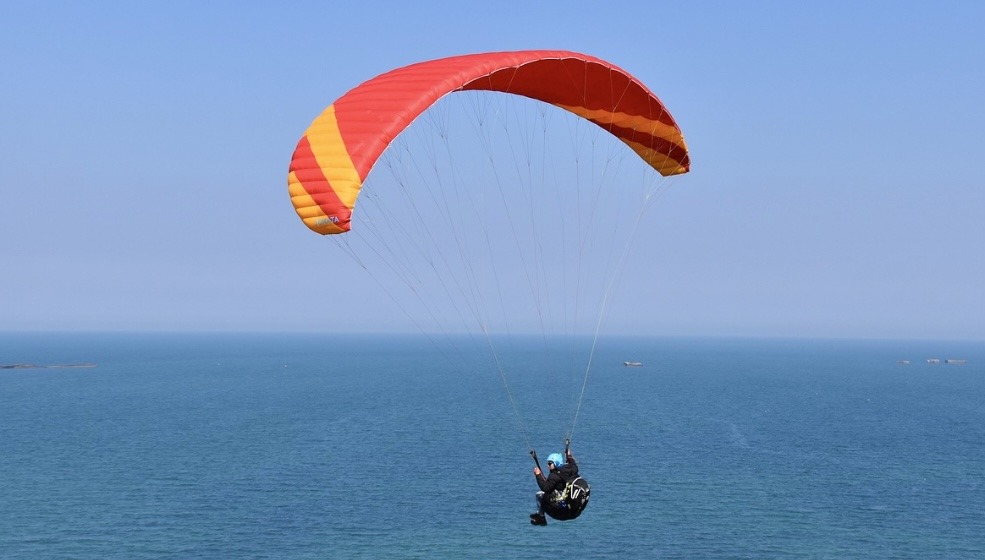 Muore un uomo dopo essere caduto in mare mentre faceva parapendio a Tenerife