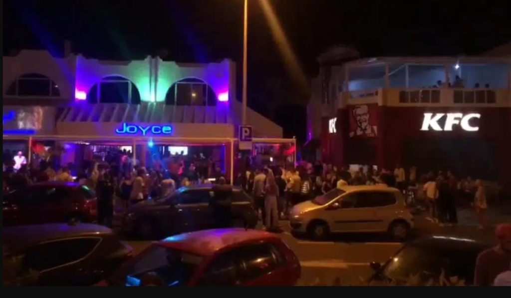 Spende 8.000€ in un locale notturno a Tenerife e denuncia un falso furto per ottenere il rimborso del denaro.