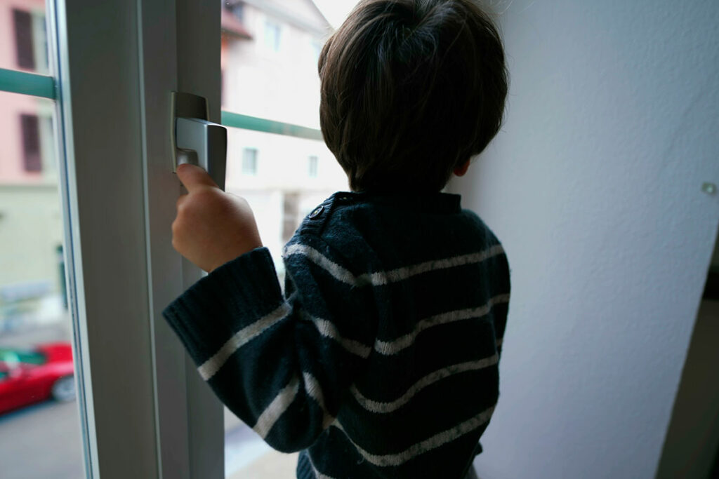 Un bambino di 9 anni, abbandonato da sua madre, è sopravvissuto da solo per due anni