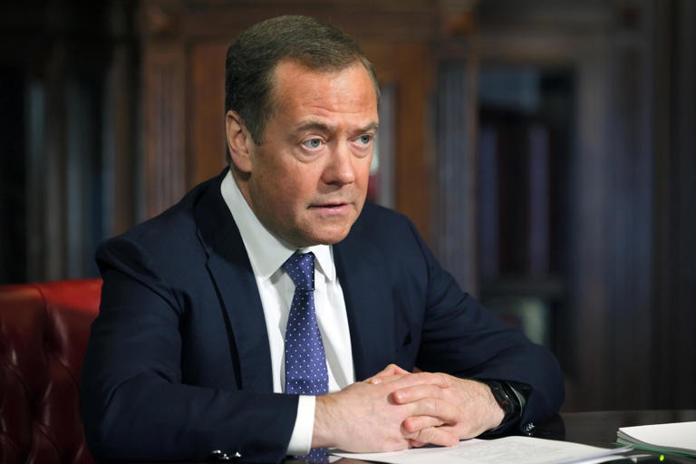Medvedev minaccia l’occidente: “spingerci a confini ’91 porterà a guerra globale”