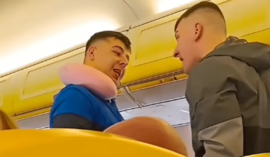 Scoppia una rissa tra due scozzesi ubriachi su un volo diretto a Tenerife – Video