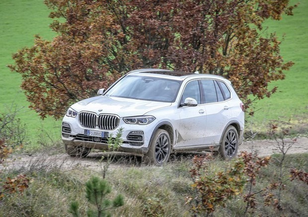 Ragazzino di 11 anni fermato alla guida di una BMW X5 in autostrada