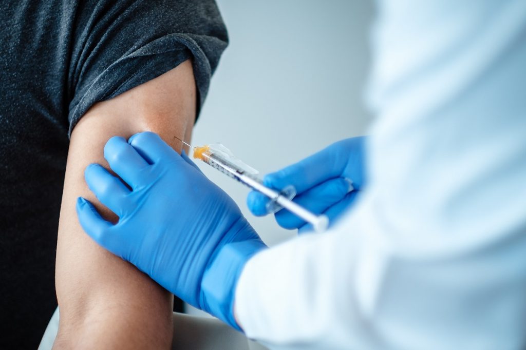 Un uomo si vaccina volontariamente 217 volte contro il COVID: uno studio rivela cosa gli è successo.