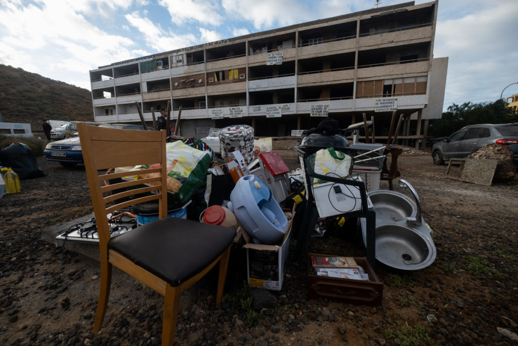 Cinquanta persone sfrattate ad Arona trascorrono la notte tra una tenda e un caravan