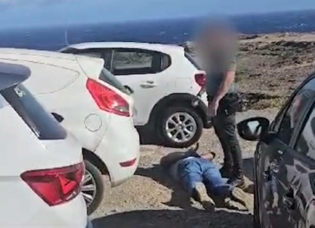 La Guardia Civil ha arrestato in flagranza tre persone che rubavano nelle auto in sosta