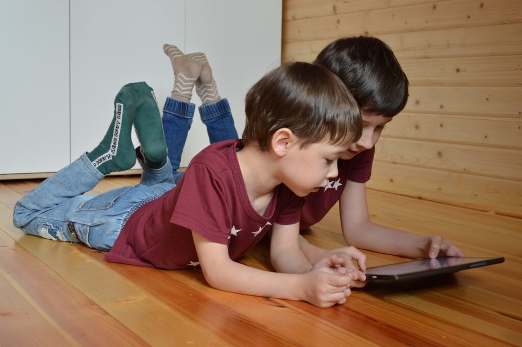 Bambini davanti allo schermo? Uno studio svela l’impatto negativo nei primi anni di vita
