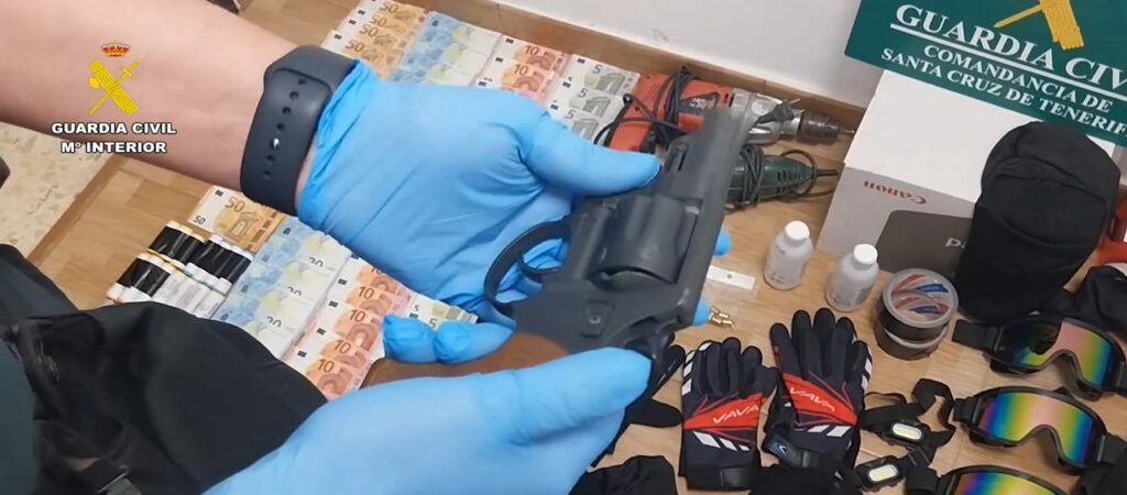 Rapina in una stazione di servizio a Tenerife: in manette tre uomini, sequestrata un’arma da fuoco