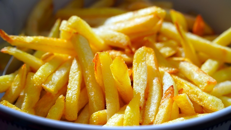 Il semplice trucco per preparare patatine fritte super croccanti e deliziose