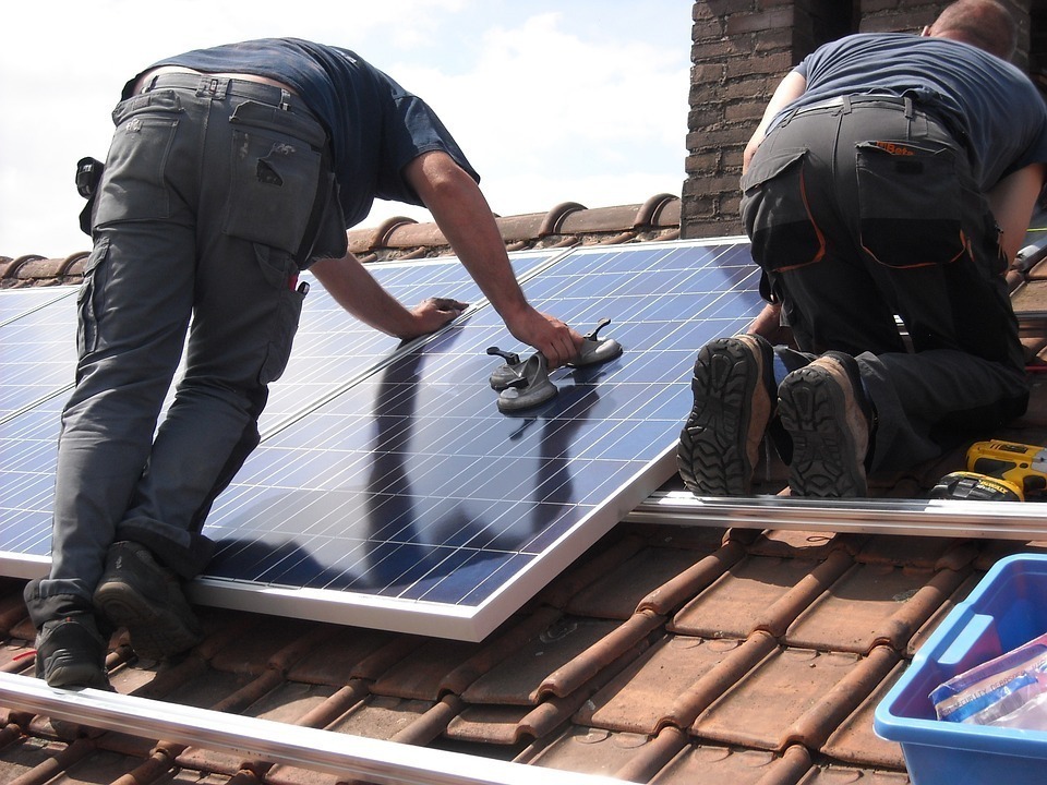 Gli edifici residenziali saranno obbligati al consumo proprio mediante l’installazione di pannelli solari.