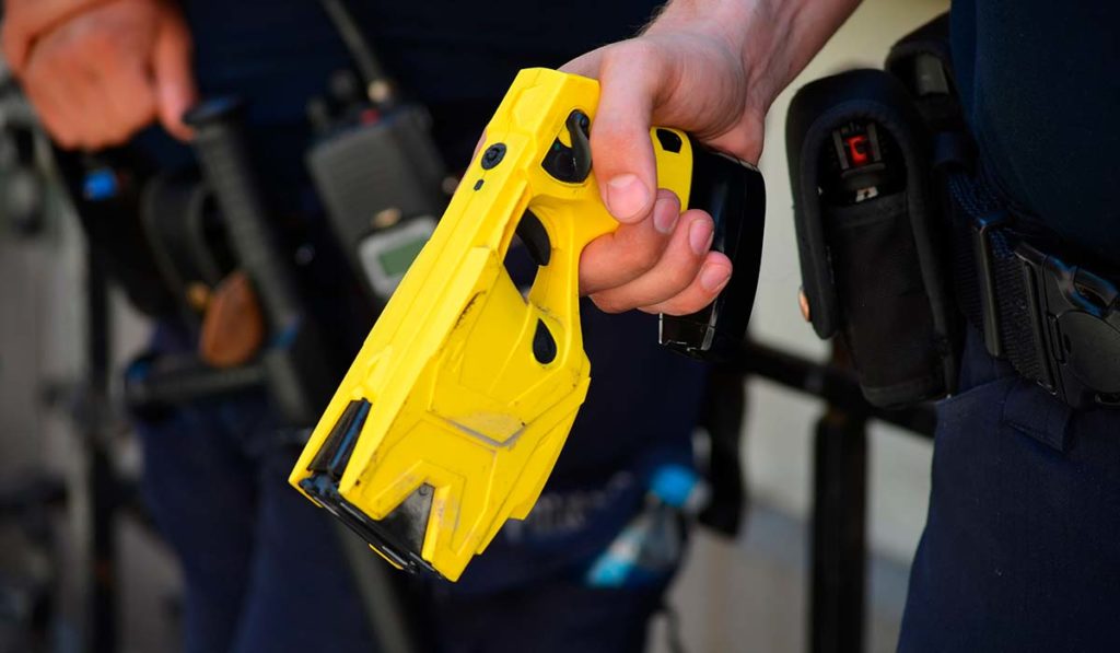 La Polizia Locale di Santa Cruz de Tenerife sarà dotata di Taser con telecamera personale