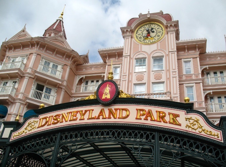 Una storia segreta: la Coppia che ha vissuto nascosta a Disneyland per 15 Anni