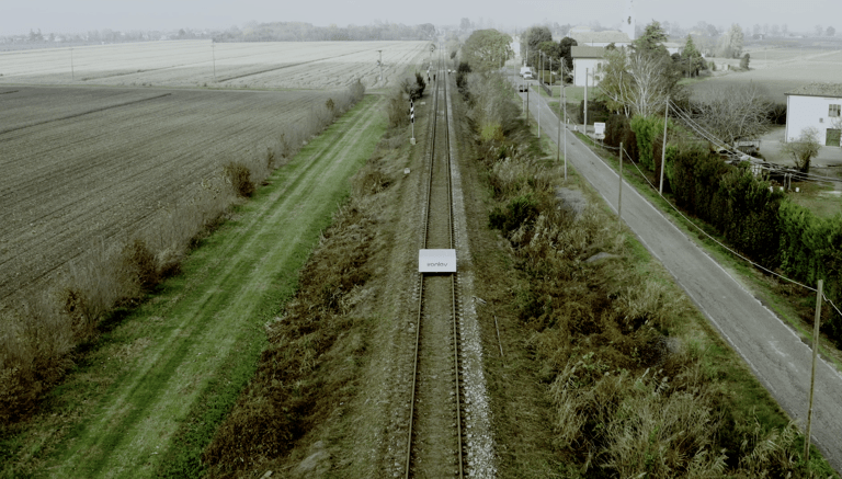 Rivoluzione nel trasporto ferroviario: Il treno di levitazione magnetica che utilizza le vie esistenti
