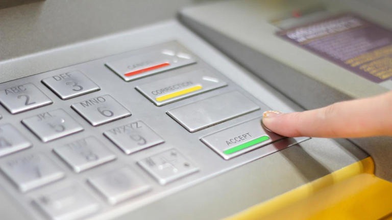 La truffa del bancomat: ecco come funziona e come evitare di caderci