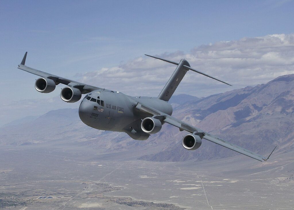 Lo spettacolare decollo di un aereo da guerra americano in un aeroporto Canario – VIDEO