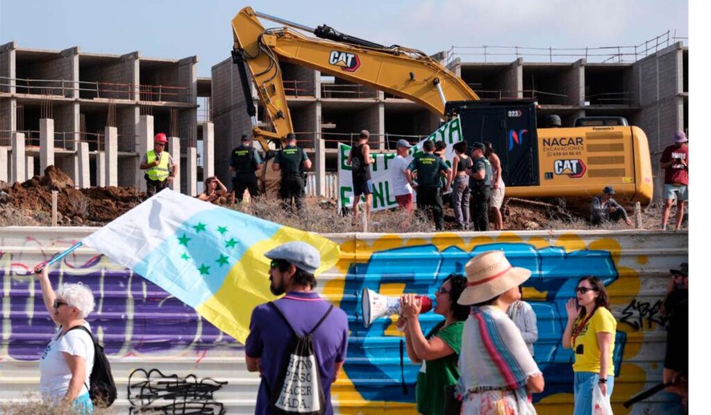 La Tejita, blitz degli attivisti, entrano nel cantiere dell’hotel e bloccano i lavori