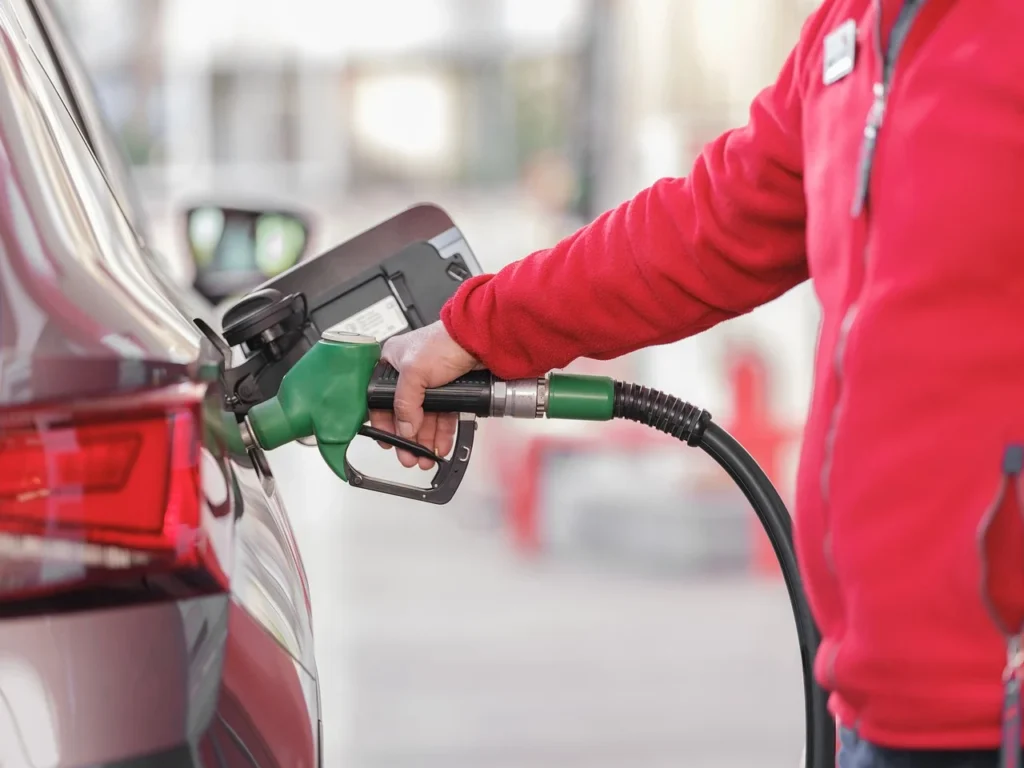 Benzina in Italia verso i 2,5 euro al litro: ecco perché i rincari continueranno