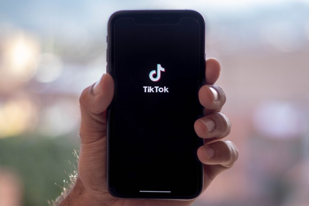 L’Unione europea potrebbe presto vietare l’uso di TikTok: per Ursula von der Leyen “è pericoloso”