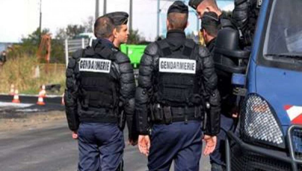 Parigi, la Polizia sgombera decine di migranti senzatetto: “pulizia sociale per le olimpiadi”