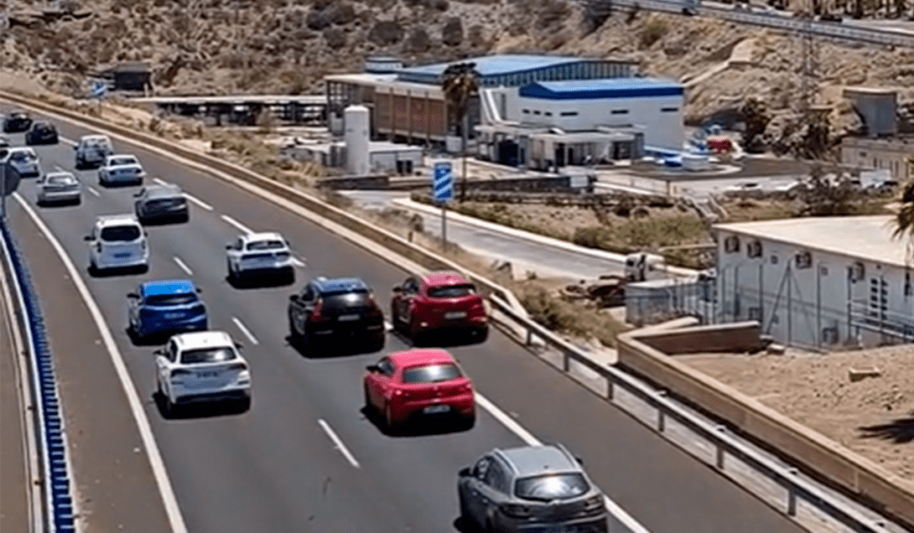 Paura in autopista TF-1, veicolo sorpassa sulla corsia d’emergenza a folle velocità – VIDEO