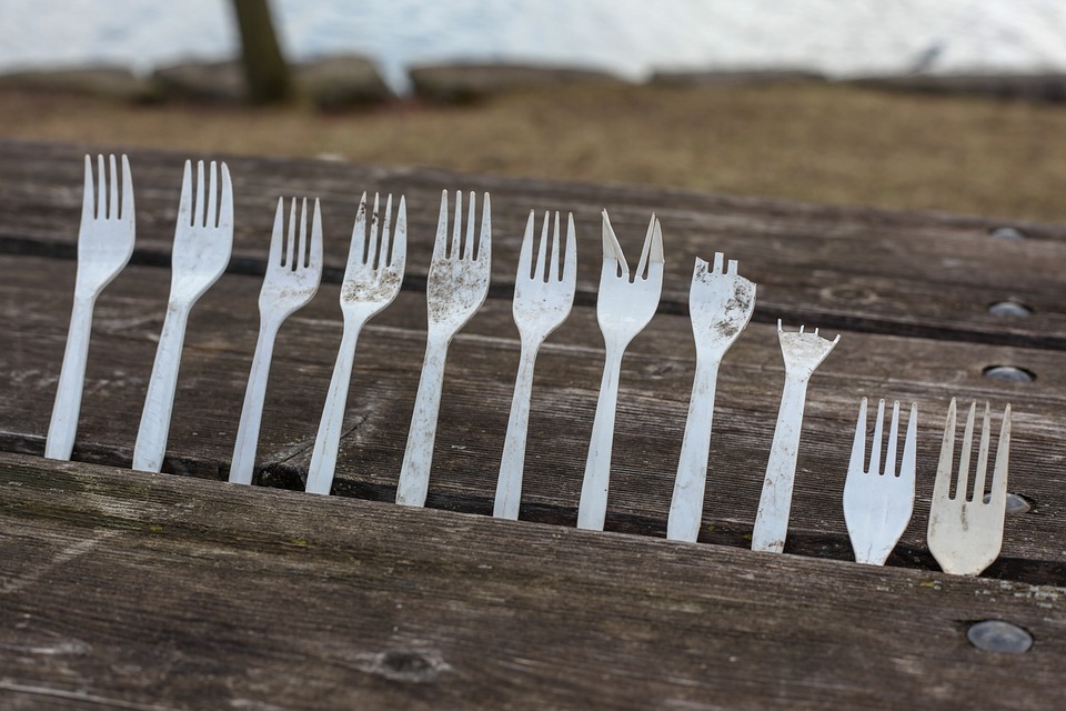 Direttiva plastica monouso, Commissione UE avvia procedura di infrazione contro l’Italia