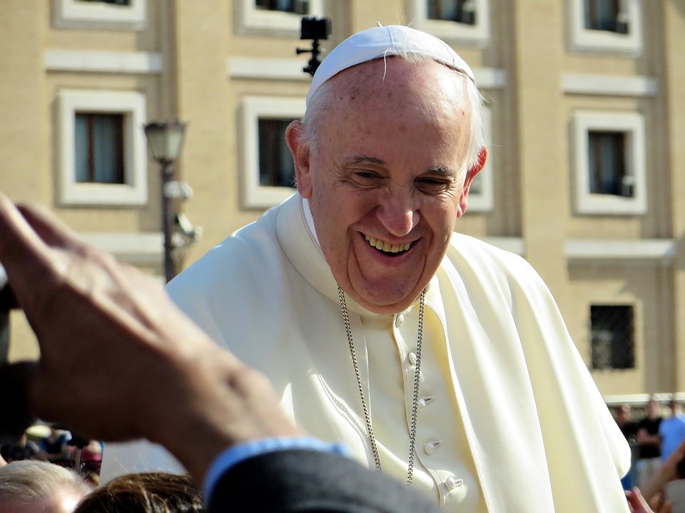 Papa Francesco e l’ordinazione di sacerdoti omosessuali: le clamorose parole
