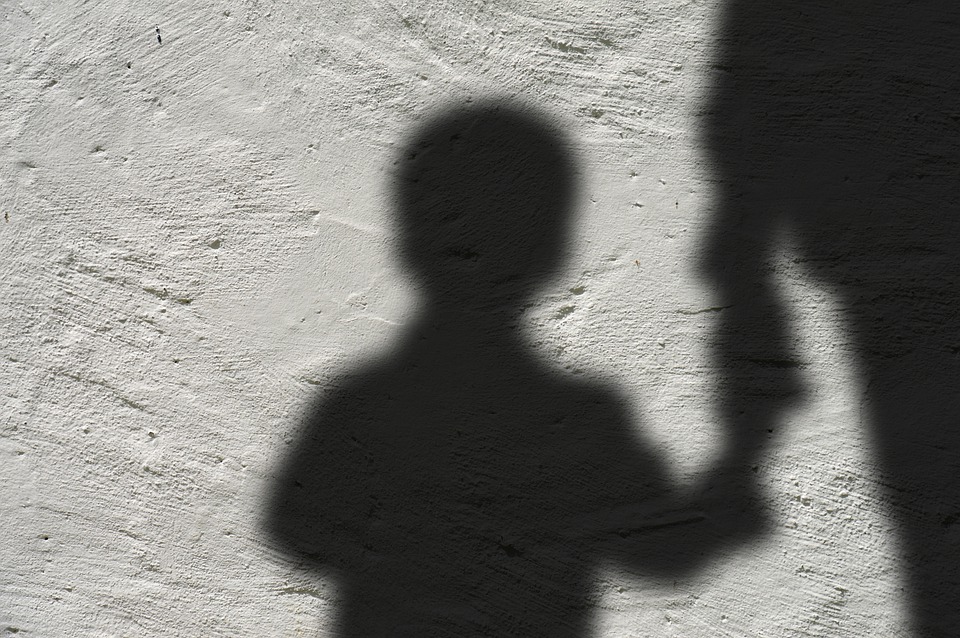 Vittime di pedofilia chiedono le dimissioni del vescovo di Tenerife per aver protetto un prete denunciato per abusi su minori
