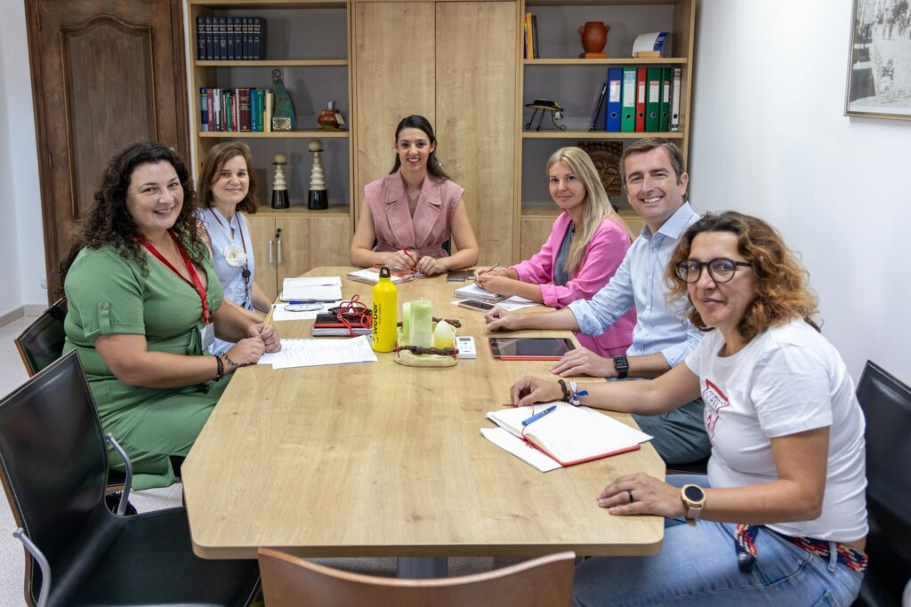 Adeje rafforza il suo impegno con le associazioni Croce Rossa e Caritas