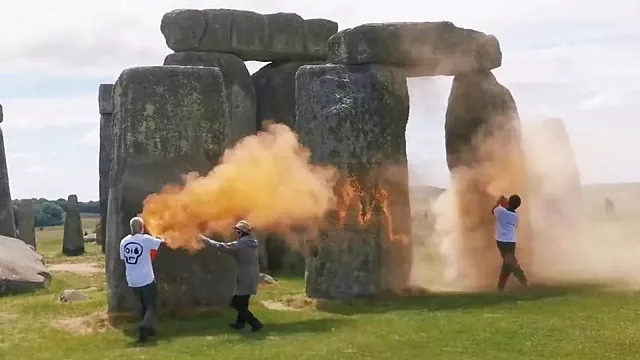 Un gruppo di attivisti vandalizza Stonehenge con una sostanza arancione – VIDEO