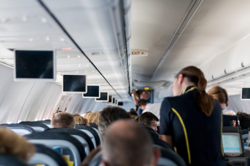 Un’assistente di volo rivela perché il personale dell’aereo saluta tutti i passeggeri che si imbarcano