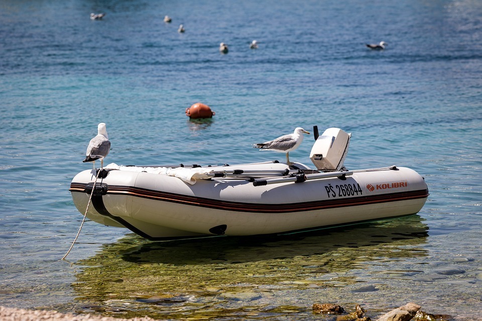 Tragedia a La Maddalena, gommone finisce sugli scogli, una vittima