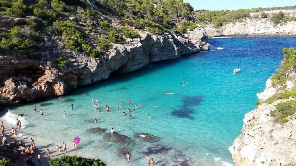 Maiorca: attivisti anti-turismo cacciano influencer da Caló des Moro