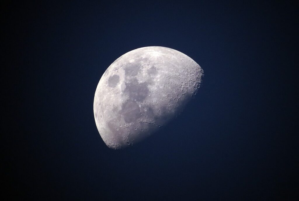 Sonda cinese raggiunge il lato nascosto della Luna e si prepara a raccogliere campioni in un’area finora inesplorata.