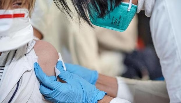Il senatore Borghi della Lega chiede l’abolizione dell’obbligo vaccinale per i minori