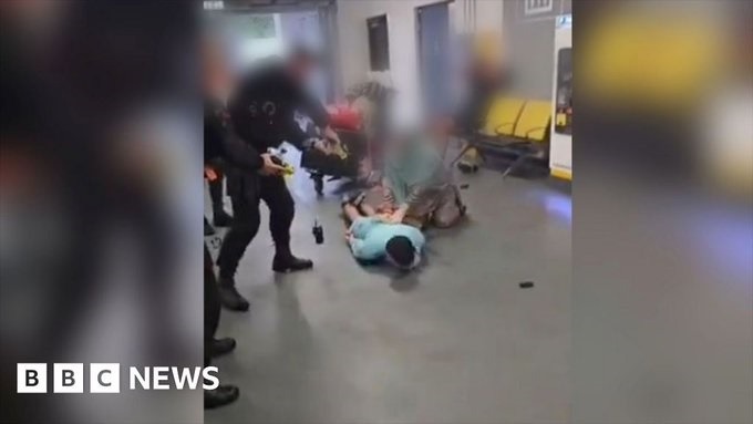 Manchester, agente aggredisce uomo immobilizzato in aeroporto: sospeso e sotto inchiesta