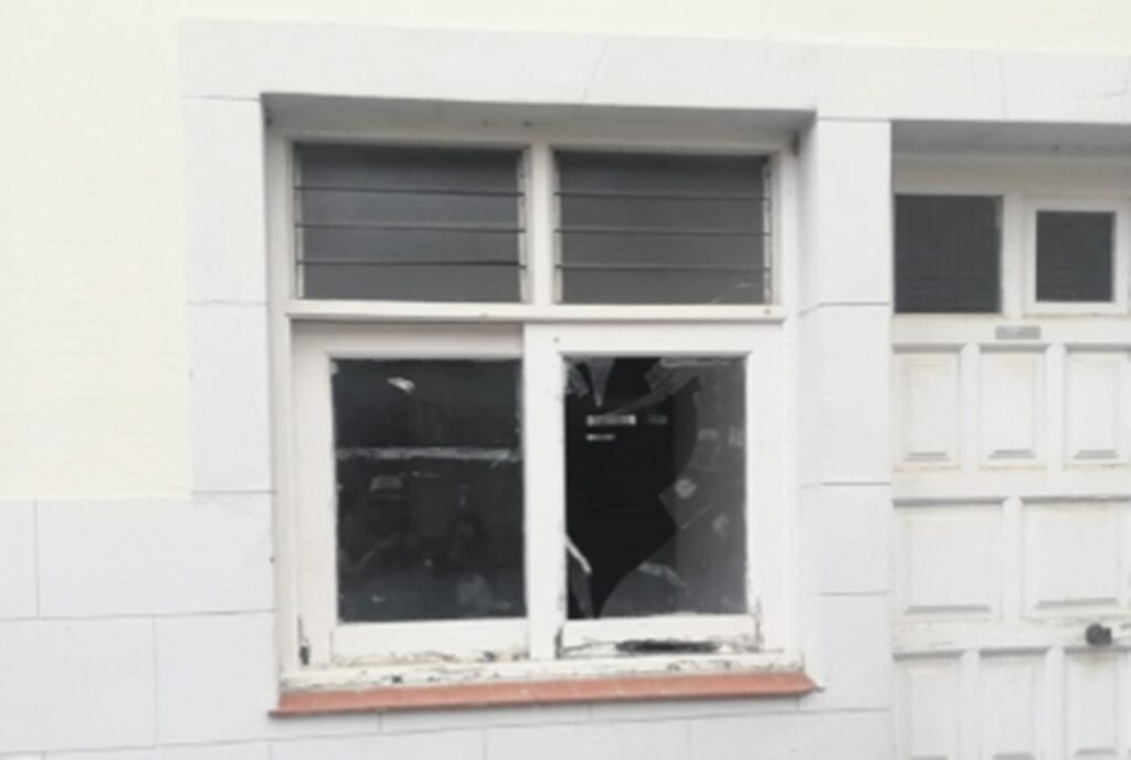 Richiesta la presenza della polizia contro gli attacchi razzisti verso alcuni giovani migranti