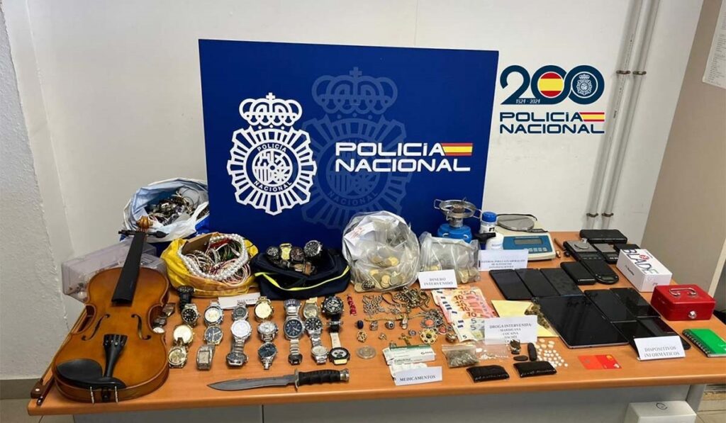 Blitz della Polizia in una casa occupata adibita a magazzino di sostanze stupefacenti