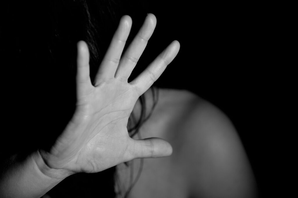 Giovane madre incendia l’auto con i figli a bordo: “Gesto intenzionale”