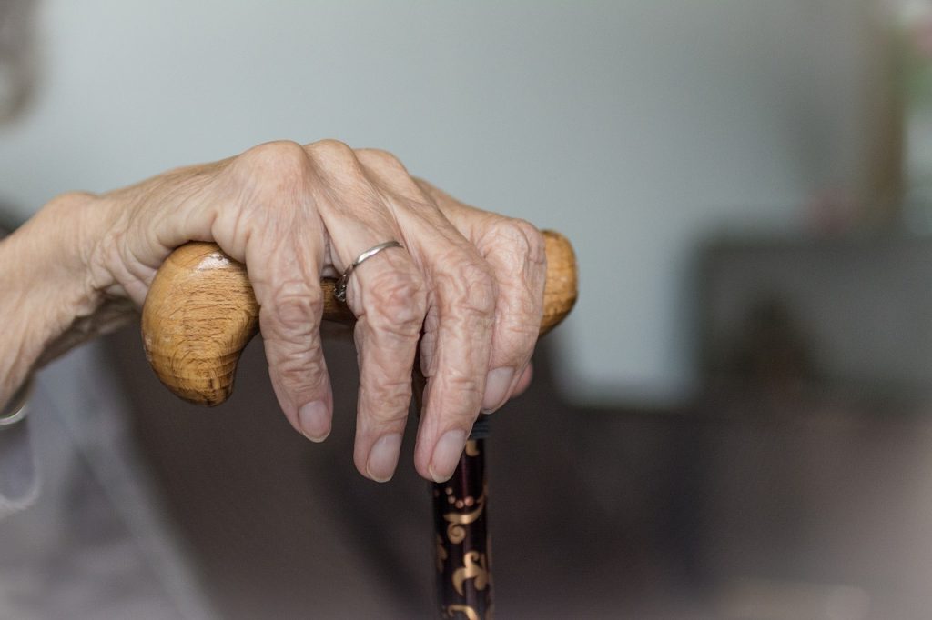 Senza cibo né acqua e chiuso in una stanza: così maltrattava il suo patrigno di 80 anni